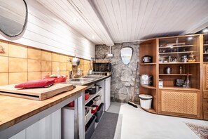 Kühlschrank, Mikrowelle, Herdplatte, Wasserkocher mit Kaffee-/Teezubehör