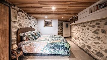 1 slaapkamer, een bureau, een strijkplank/strijkijzer, wifi