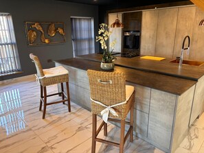 ميكروويف، فرن، موقد طهي مسطح، غسالة أطباق