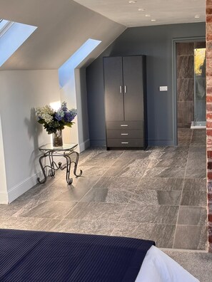 مكواة/لوح كي وخدمة الإنترنت وملاءات أسرّة