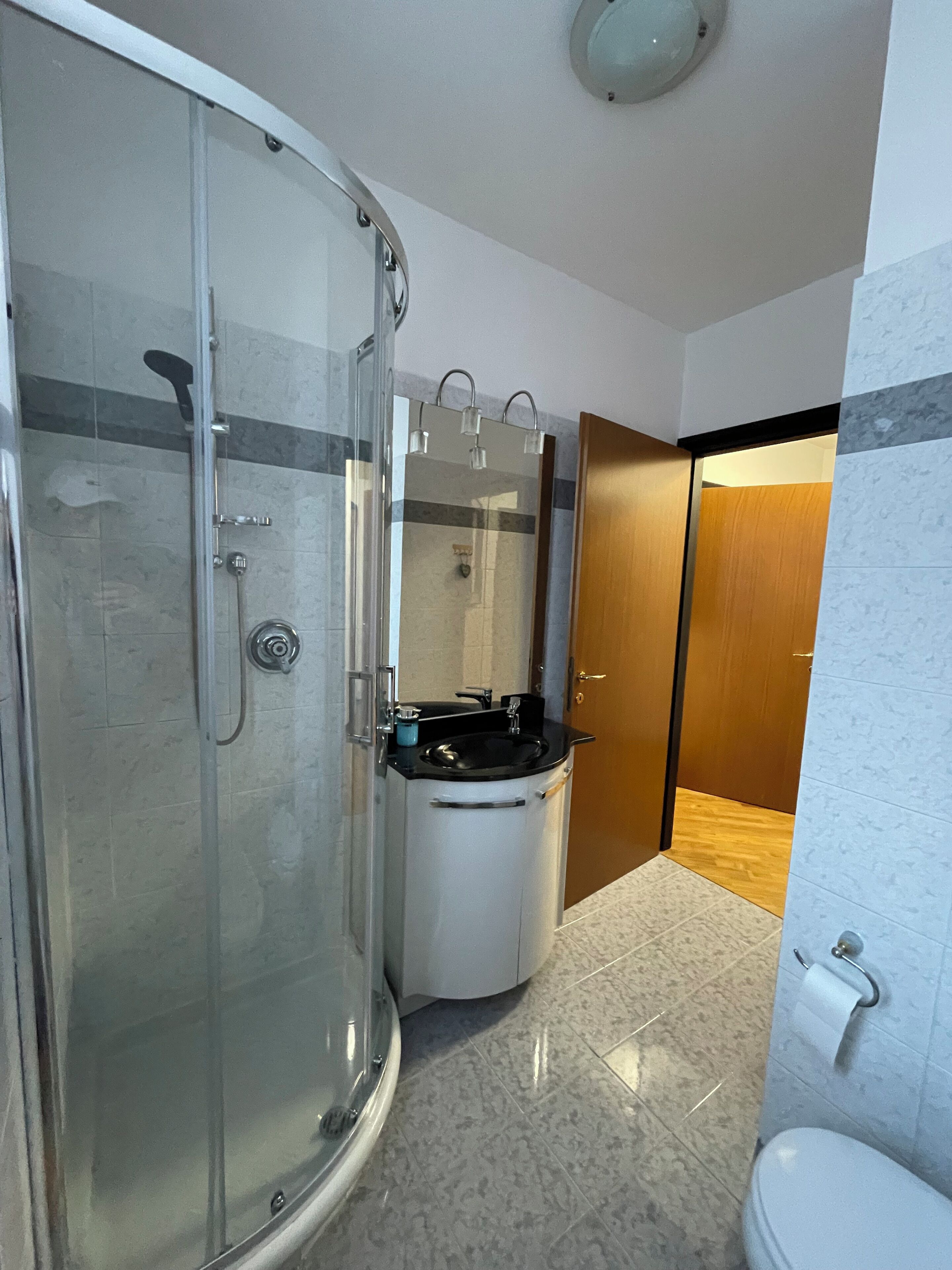 Douche, bidet, papier toilette