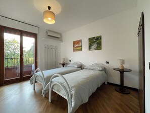 2 chambres, fer et planche à repasser, Wi-Fi, draps fournis
