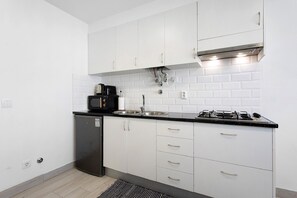 Kjøleskap, mikrobølgeovn, kokeplater og vannkoker