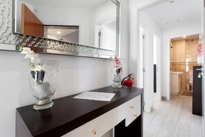 Shower, towels - Natalina T1 Apartment with Balcony and Wi-Fi (Nazaré)