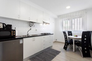 Kjøleskap, mikrobølgeovn, kokeplater og vannkoker