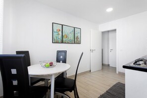 Dining - Natalina T1 Apartment with Balcony and Wi-Fi (Nazaré)