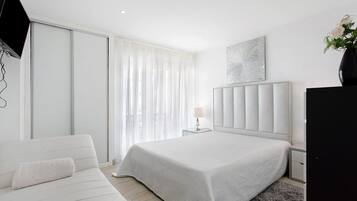 Iron/ironing board, WiFi, bed sheets