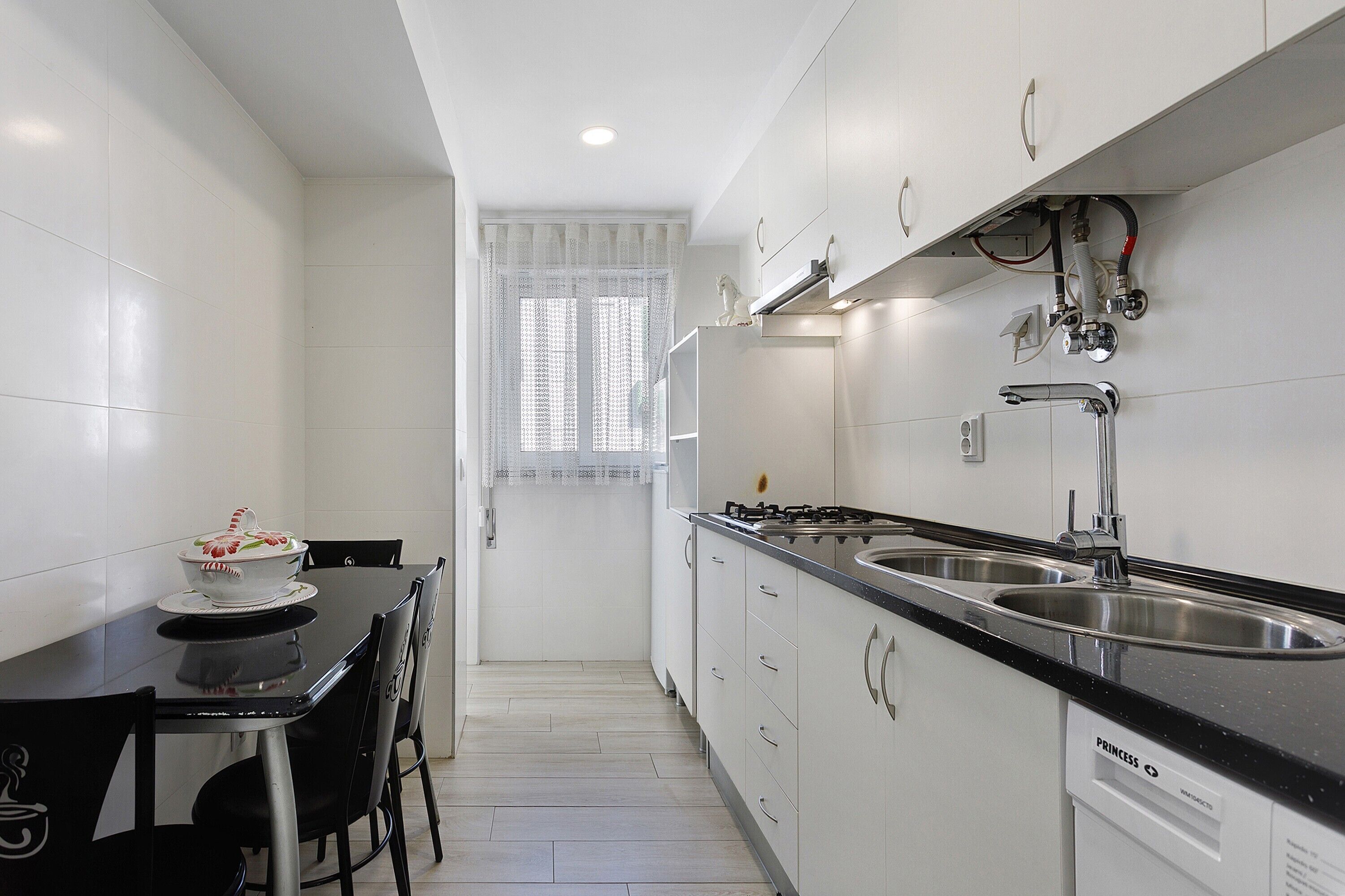 Refrigerador, microondas, parrilla de estufa y cafetera y tetera 