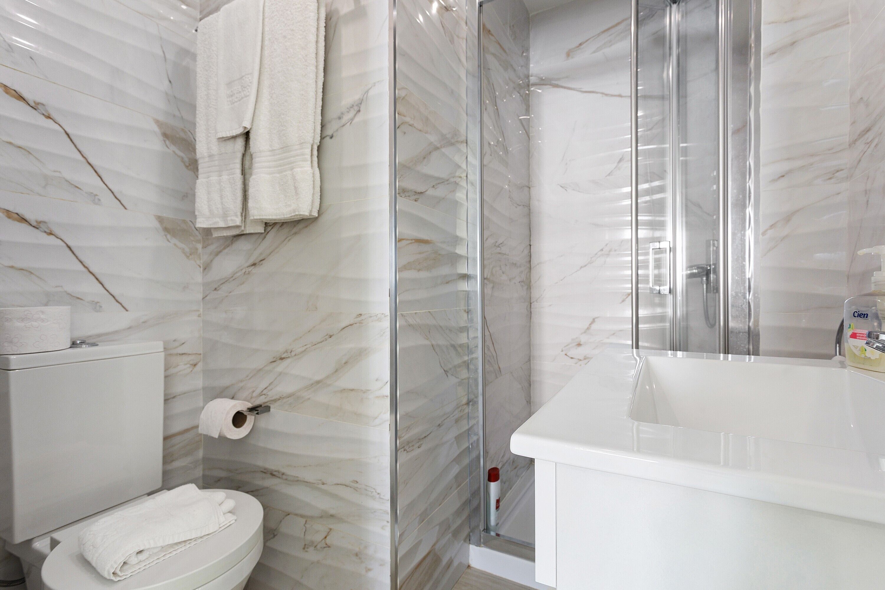 Een douche, handdoeken