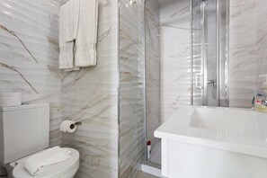 Een douche, handdoeken