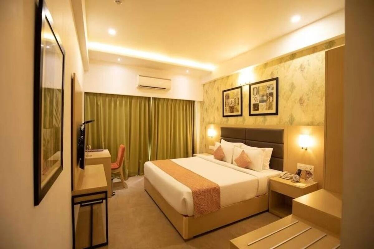 مكتب ومساحة عمل للكمبيوتر المحمول وستائر تعتيم وواي فاي مجانًا