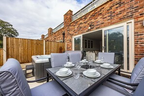 Outdoor dining - 6 Riverside Mews (Derby)