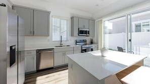 Fridge, dining tables - Landing | Stunning 2BD, Gym (Phoenix)