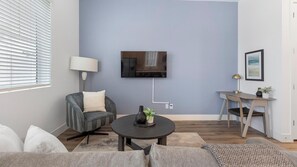 Smart TV - Landing | Modern 1BD, Gym (Phoenix)