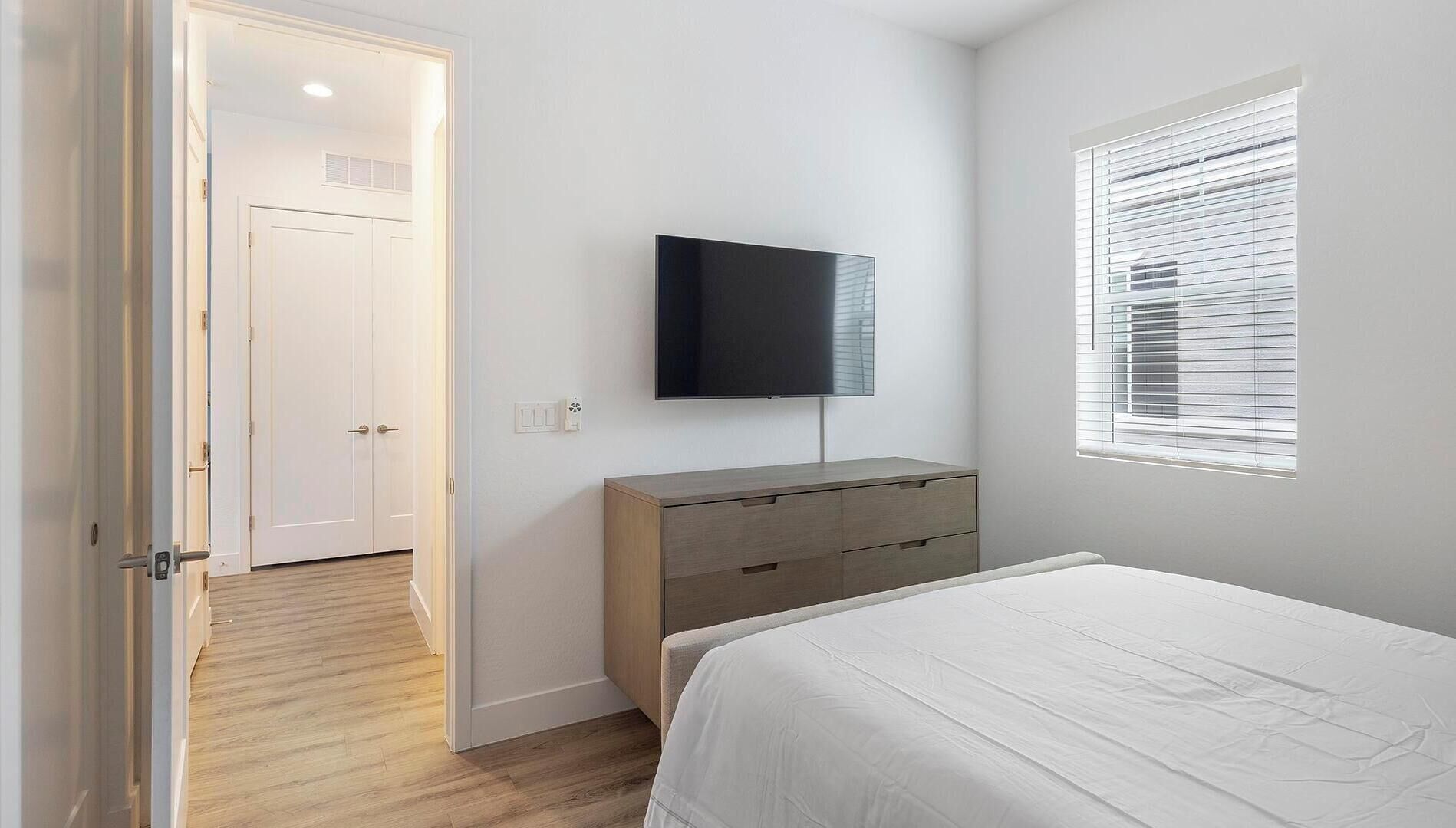 Desk, iron/ironing board, WiFi, bed sheets