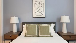 Desk, iron/ironing board, WiFi, bed sheets - Landing | Stylish 1BD, Gym (Phoenix)