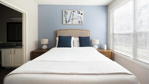 Escritorio, tabla de planchar con plancha, wifi y ropa de cama 