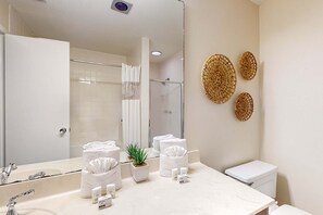 Shower, hair dryer, towels - Exclusive 2BR: Pool, Beach Access (Miramar Beach)
