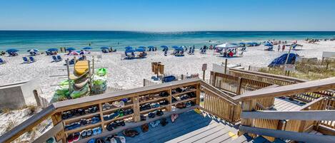 Una spiaggia nelle vicinanze