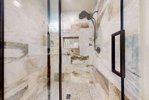 Dusche, Haartrockner, Handtücher