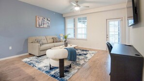 Smart TV - Landing | Modern 1BD, Gym, Pool (Memphis)