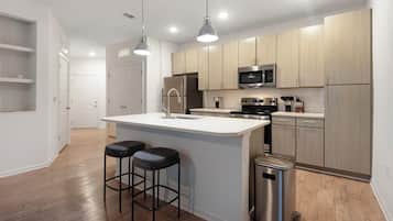 Réfrigérateur, tables à manger