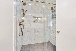 Shower, towels - Steps to Beach & Tennis | Resort Luxury (Miramar Beach)