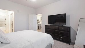 Desk, iron/ironing board, WiFi, bed sheets - Landing | Beautiful 2BD, Clubhouse, Pool (Memphis)