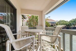 Outdoor dining - Exclusive Beach Access & Tennis Court Views (Miramar Beach)