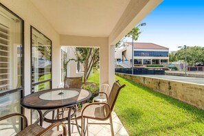Outdoor dining - Exclusive Beach Access & Tennis Court Views (Miramar Beach)