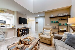 TV, offices - Exclusive 2BR condo: pool, beach, tennis (Miramar Beach)