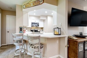 Fridge, microwave, oven, stovetop - Exclusive 2BR condo: pool, beach, tennis (Miramar Beach)
