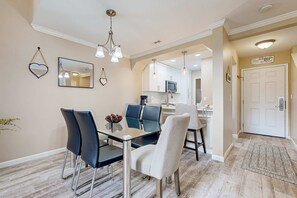 Dining - Coastal retreat with free resort shuttle (Miramar Beach)