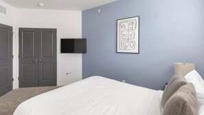 Desk, iron/ironing board, WiFi, bed sheets