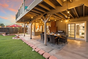 Outdoor dining - Spacious 6-Bedroom Home with Big Yard, Garage in Rancho Penasquitos (San Diego)