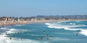 ビーチの近く、サンラウンジャー