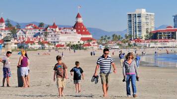 Playa en los alrededores y camastros