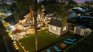 Il s’agit d’une propriété résidentielle comprenant une grande maison, une dépendance plus petite attenante et une pelouse bien entretenue.