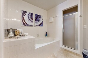 Shower, hair dryer, towels - Private beach access, tennis retreat, 8 guests (Miramar Beach)