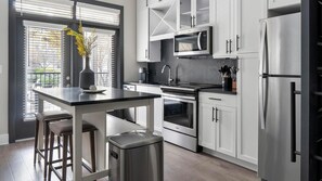 Réfrigérateur, tables à manger