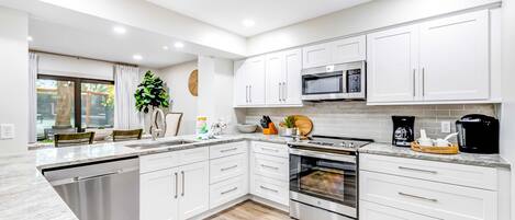 Frigorifero, microonde, forno, piano cottura