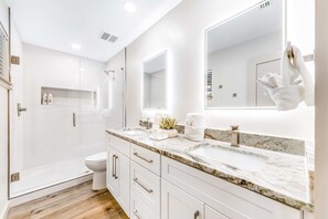 Shower, hair dryer, towels - Exclusive 2BR condo, steps to beach & pool (Miramar Beach)