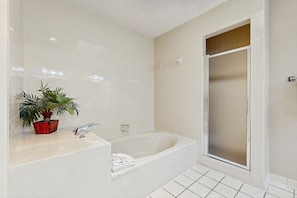 Shower, hair dryer, towels - Exclusive Beach Access, Pool & Tennis Courts (Miramar Beach)