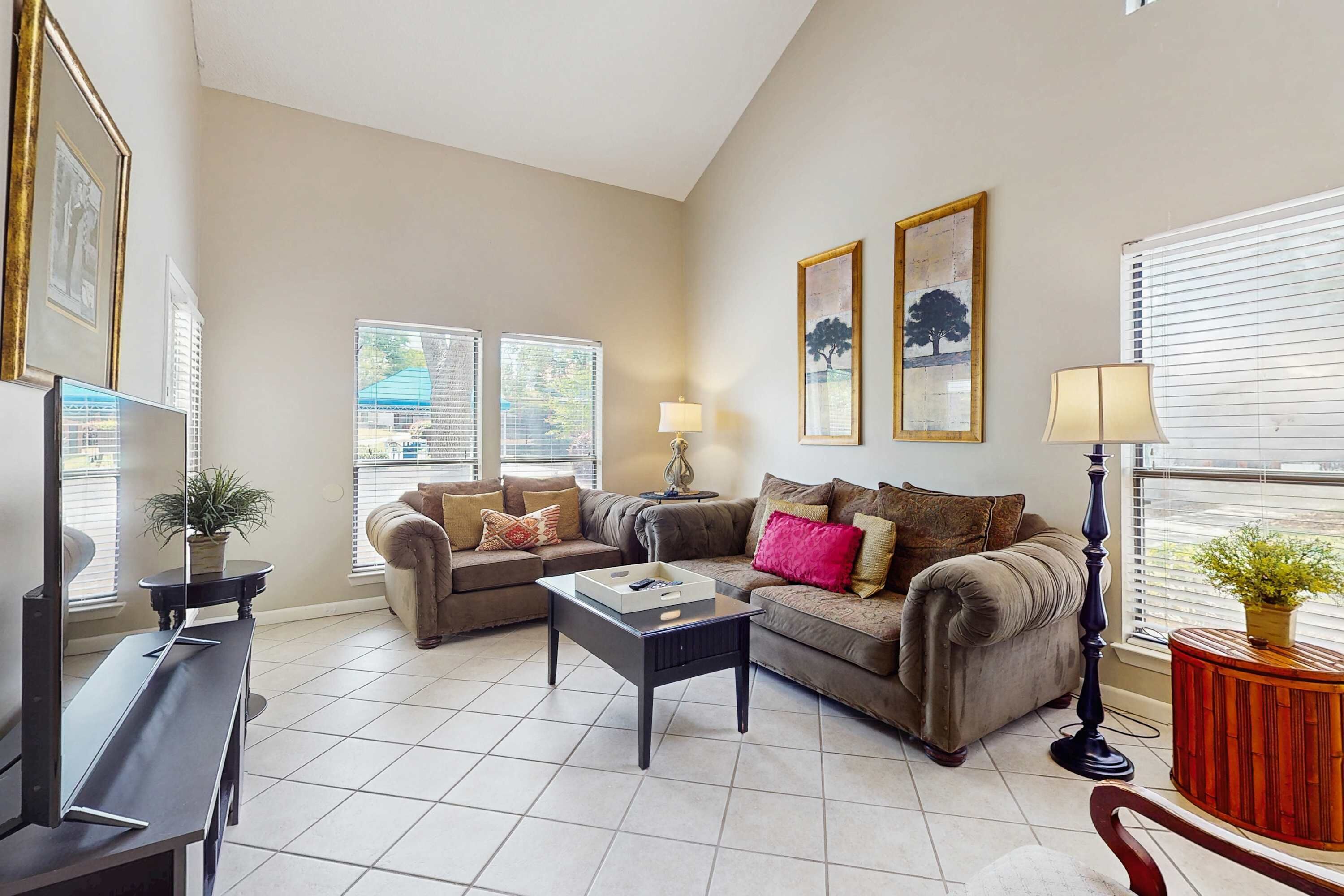 Televisión, reproductor de DVD, estéreo y oficina 