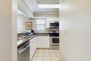 Fridge, microwave, oven, stovetop - Exclusive Beach Access, Pool & Tennis Courts (Miramar Beach)