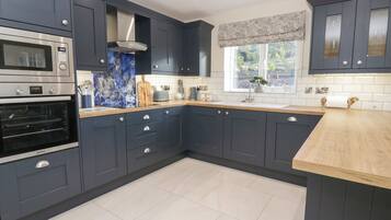 Dishwasher, cookware/dishes/utensils