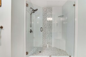 Douche, sèche-cheveux, serviettes fournies