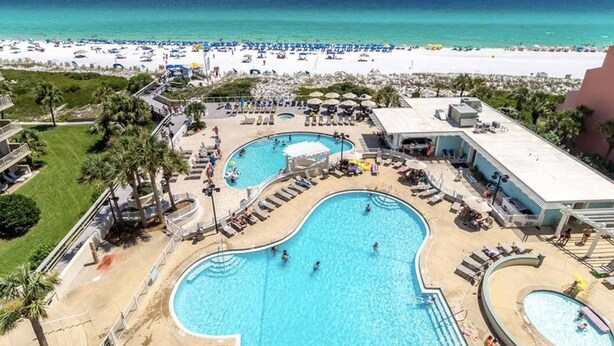 Ein Resort mit großem Pool, Strand und Meerblick.