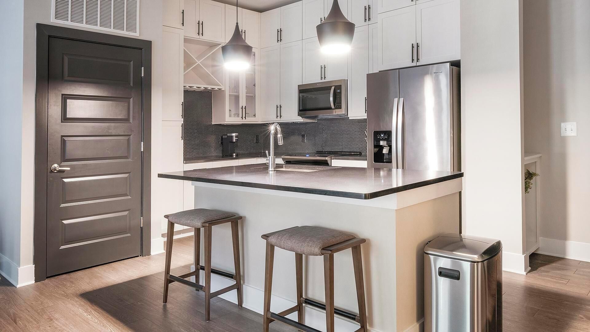 Kjøleskap og spisebord