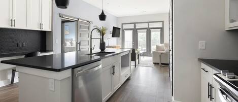 Kjøleskap og spisebord